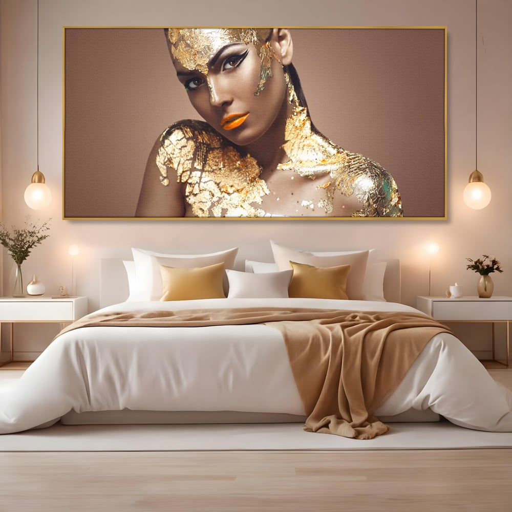 Tablou canvas cu tablou canvas cu femeie si foita de aur, in rama de aluminiu auriu, pe perete intr-un dormitor